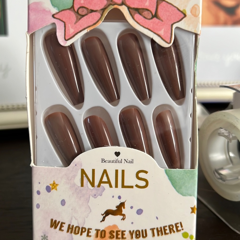 Press on nails